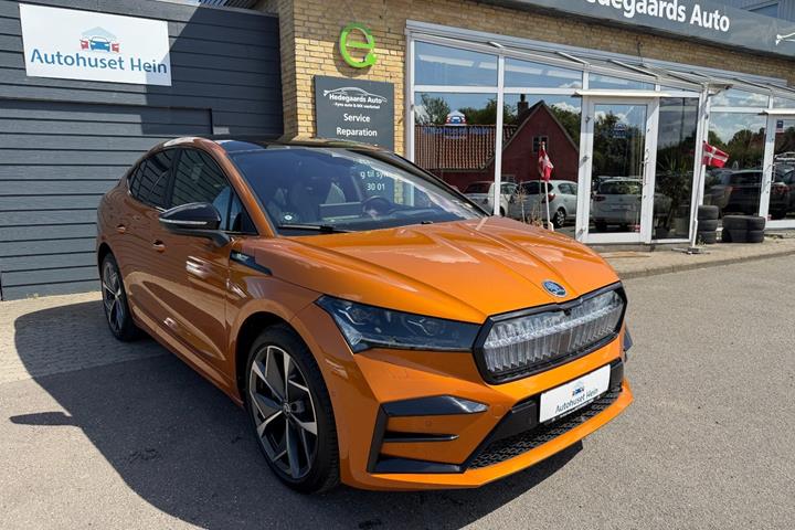 Orange Skoda Enyaq fra 2022 set udefra