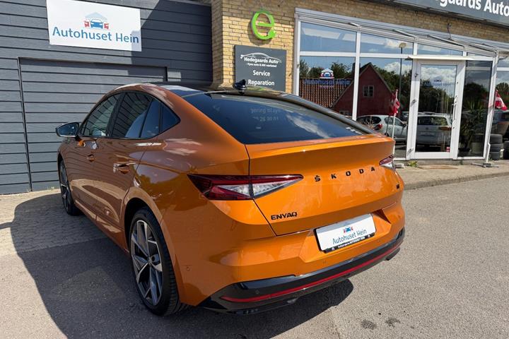Orange Skoda Enyaq fra 2022
