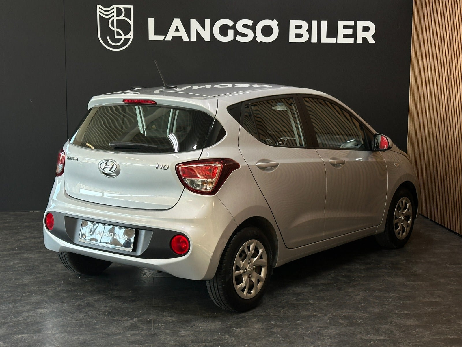 Sølv Hyundai i10 fra 2018