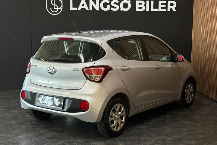 Sølv Hyundai i10 fra 2018