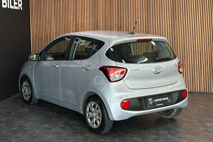 Sølv Hyundai i10 fra 2018