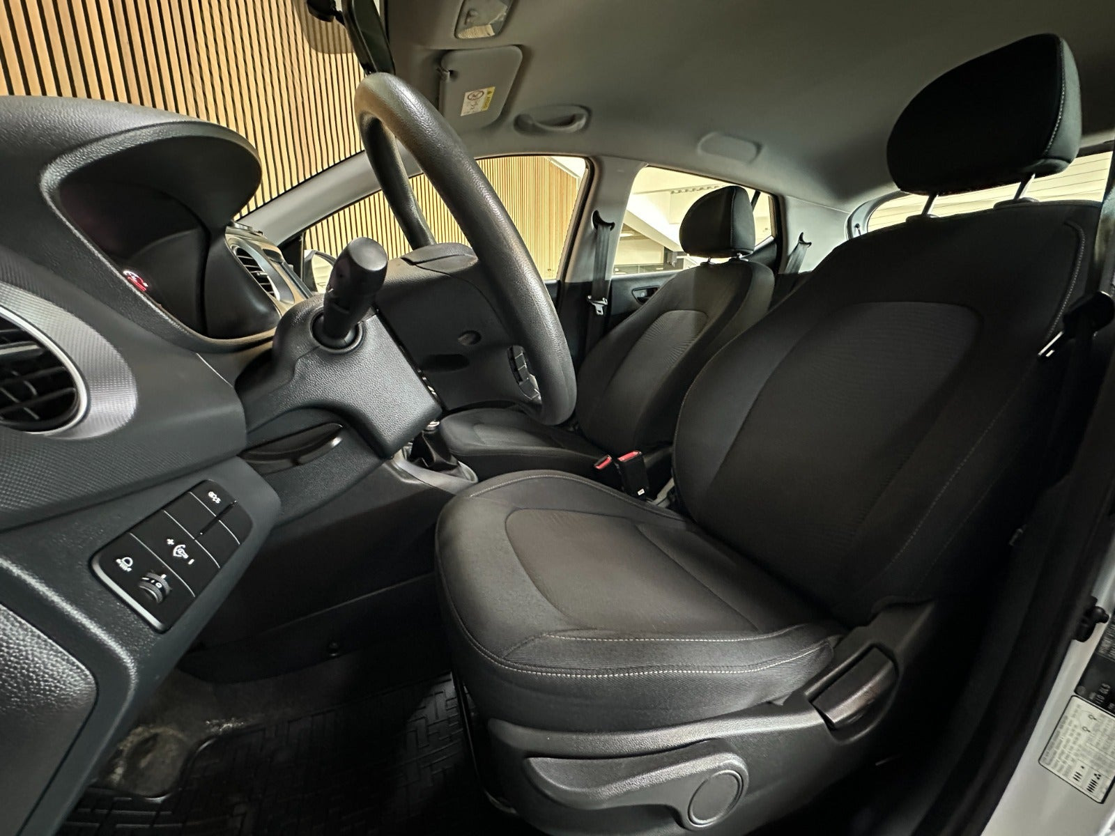Sølv Hyundai i10 fra 2018