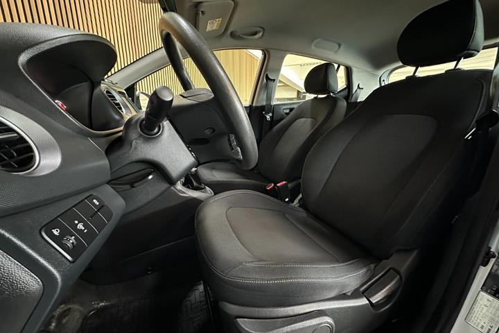 Sølv Hyundai i10 fra 2018