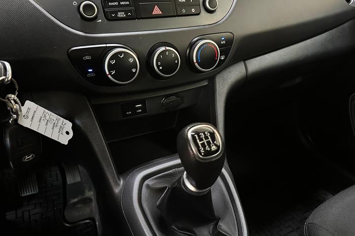 Sølv Hyundai i10 fra 2018