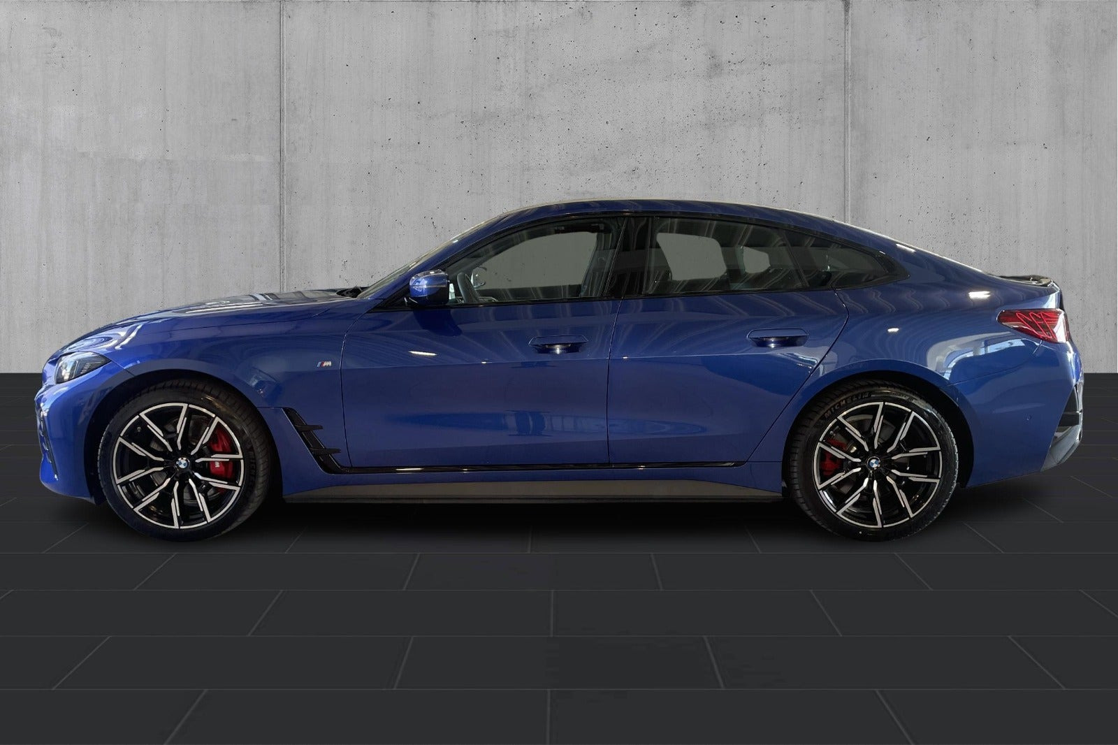 Blå BMW i4 fra 2025