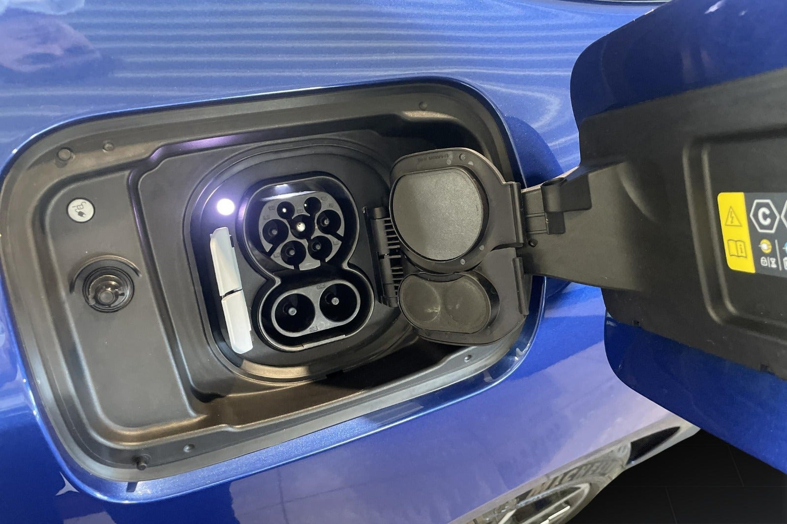 Blå BMW i4 fra 2025