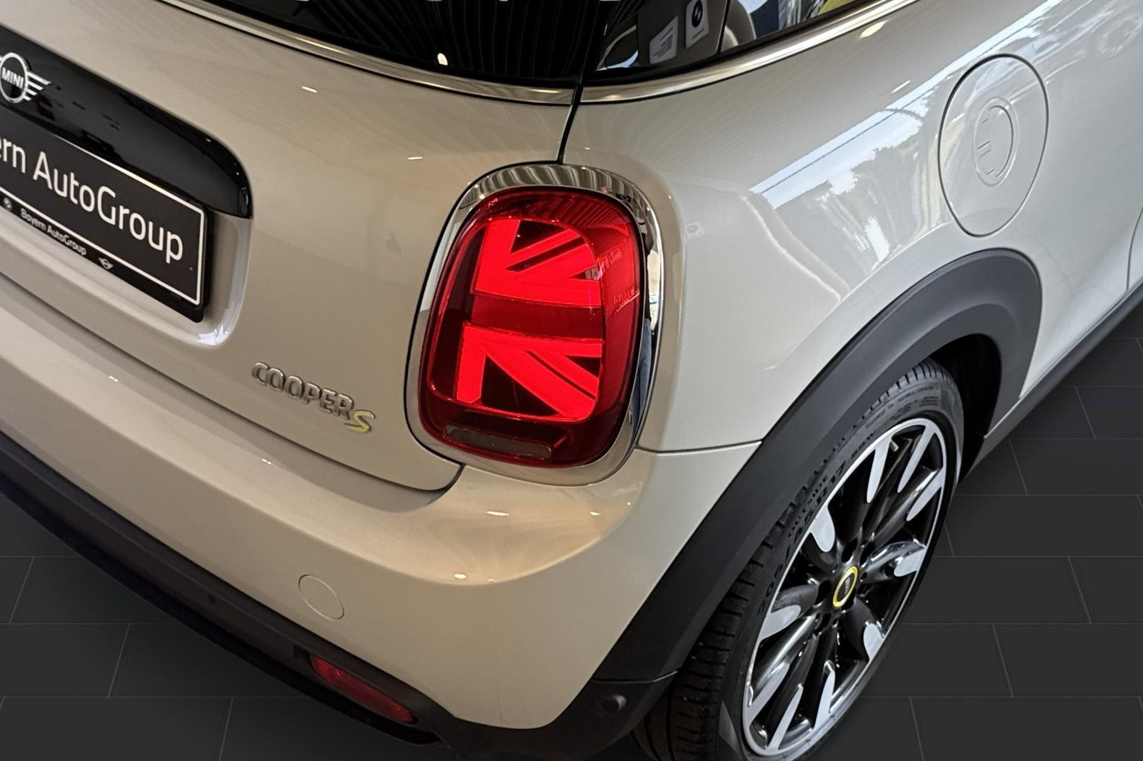 Sølv Mini Cooper SE fra 2022