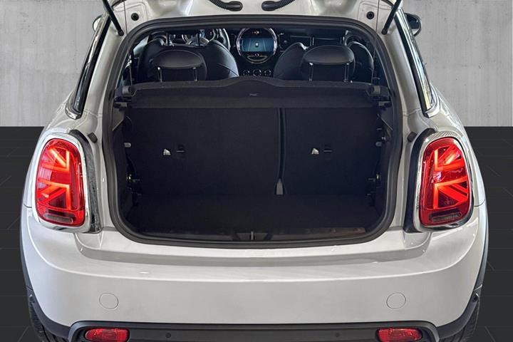 Sølv Mini Cooper SE fra 2022