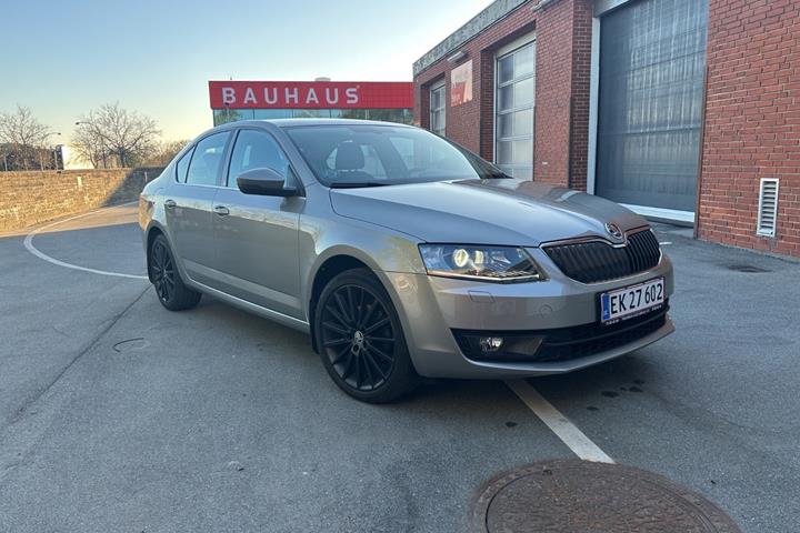 Beige Skoda Octavia fra 2017 set udefra