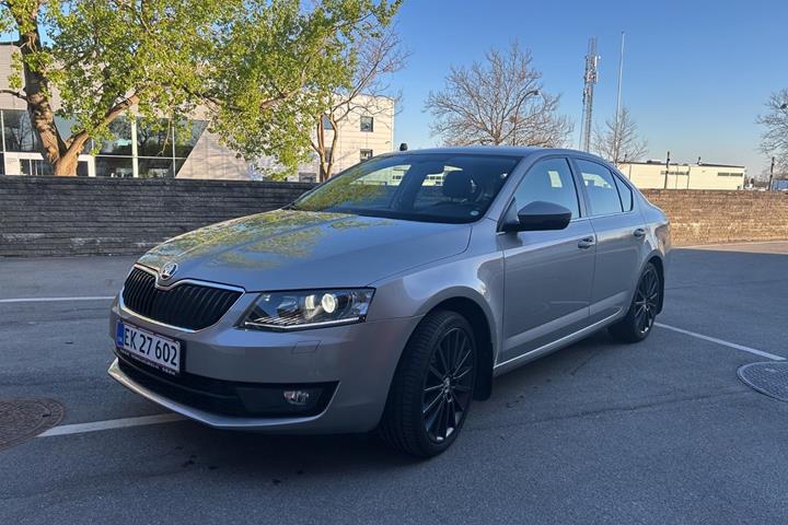 Beige Skoda Octavia fra 2017