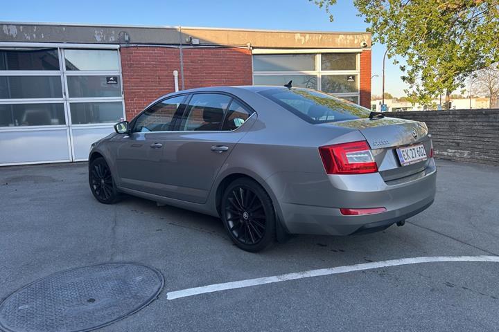 Beige Skoda Octavia fra 2017