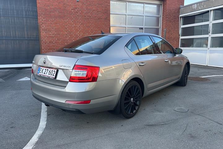 Beige Skoda Octavia fra 2017