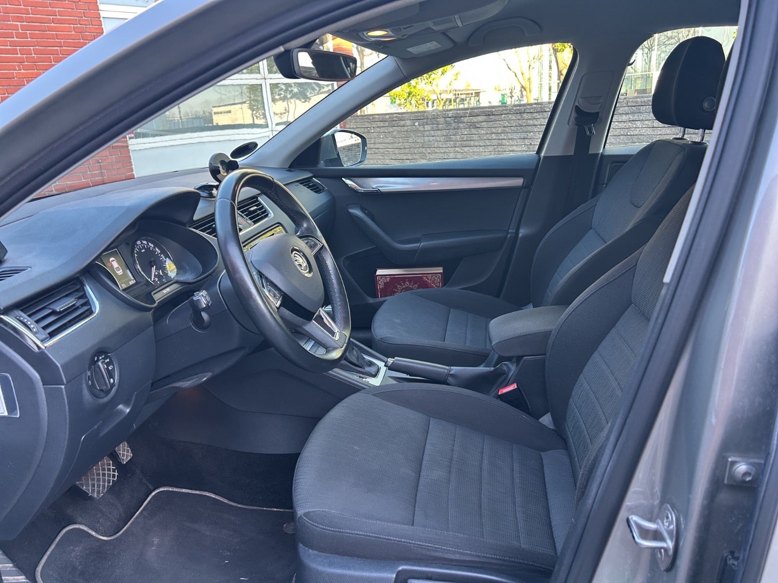 Beige Skoda Octavia fra 2017