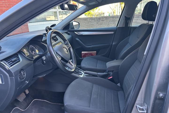 Beige Skoda Octavia fra 2017