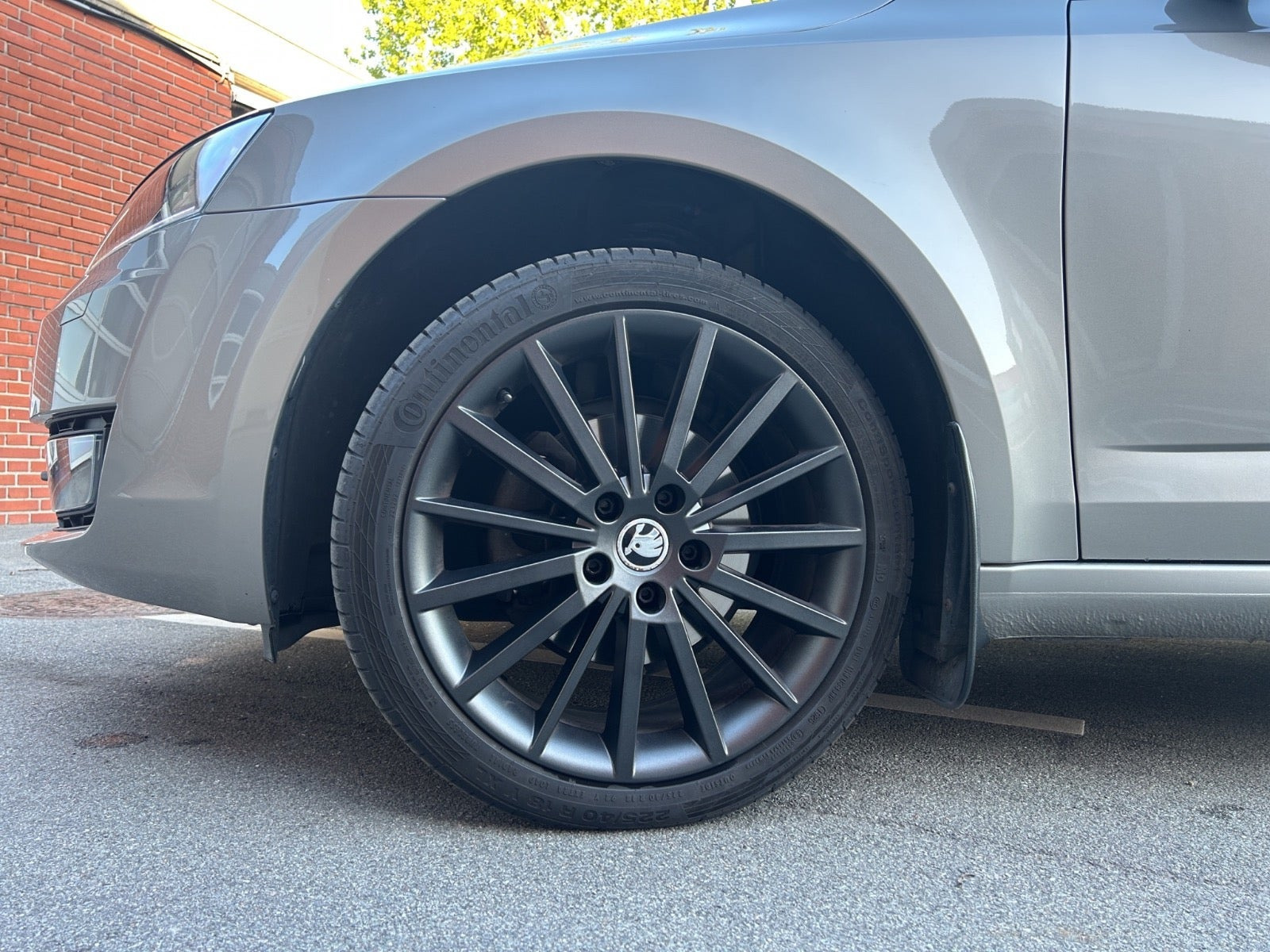 Beige Skoda Octavia fra 2017