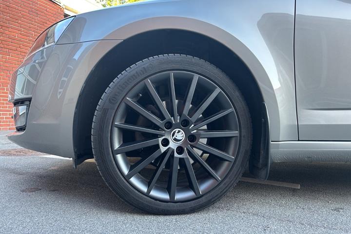 Beige Skoda Octavia fra 2017