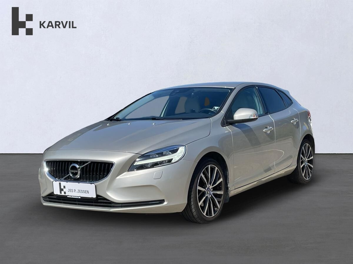 Beige Volvo V40 fra 2019