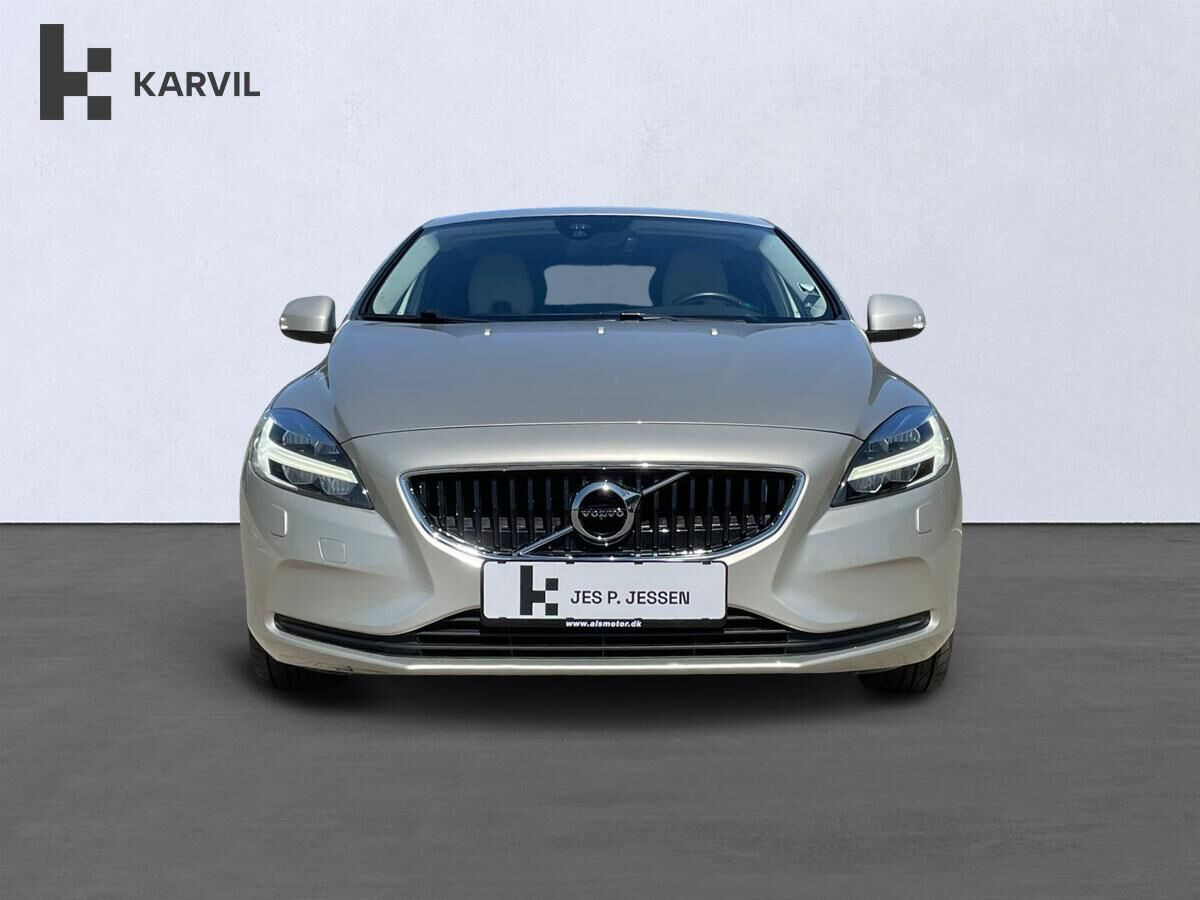 Beige Volvo V40 fra 2019