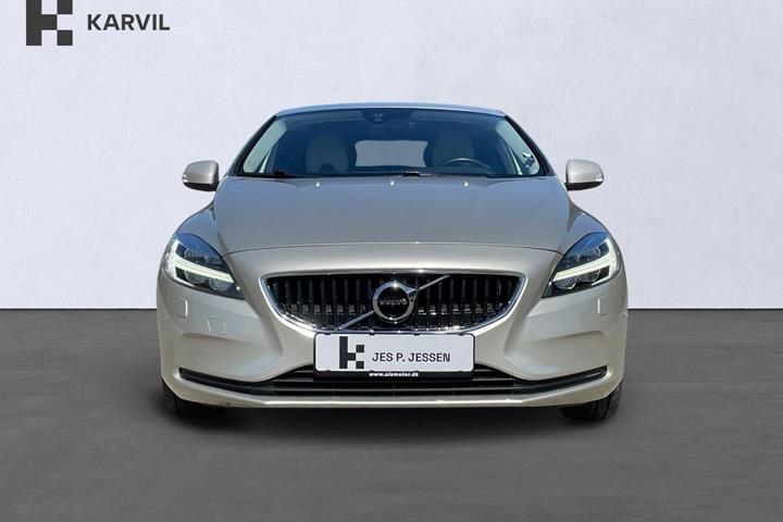 Beige Volvo V40 fra 2019