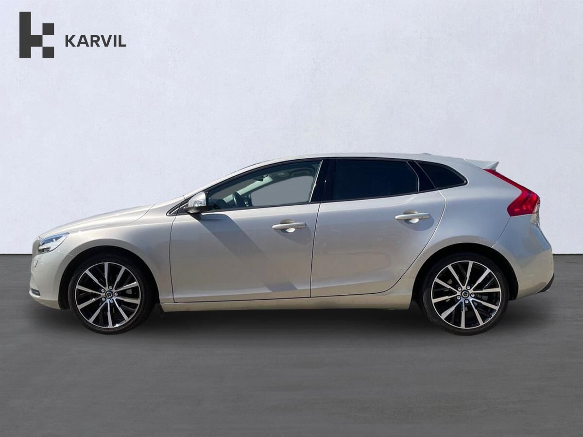Beige Volvo V40 fra 2019