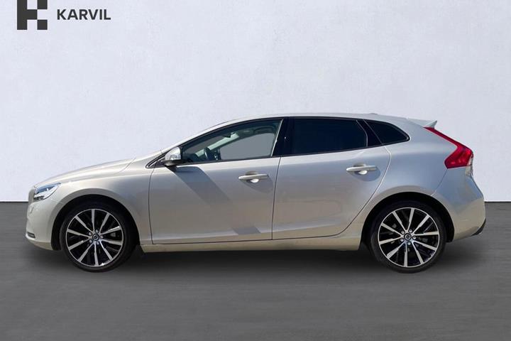 Beige Volvo V40 fra 2019