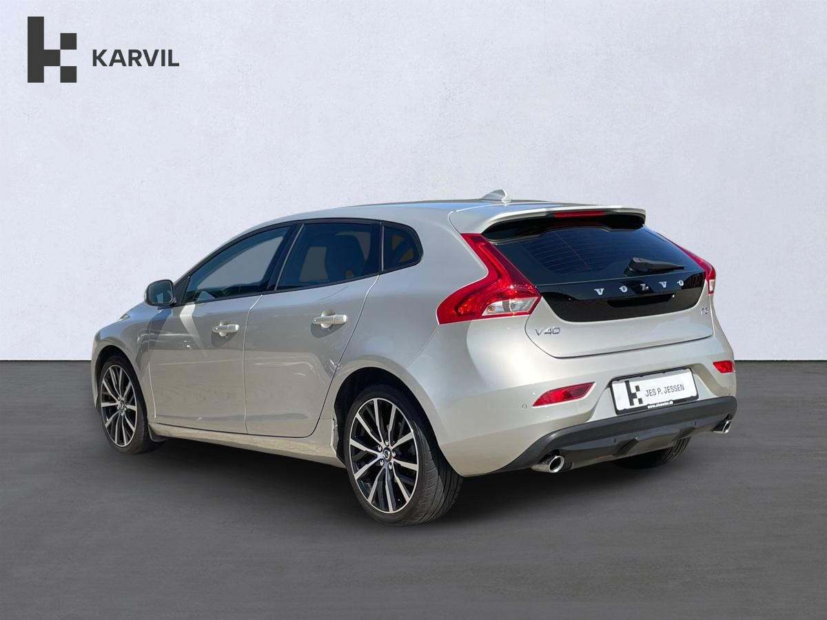 Beige Volvo V40 fra 2019