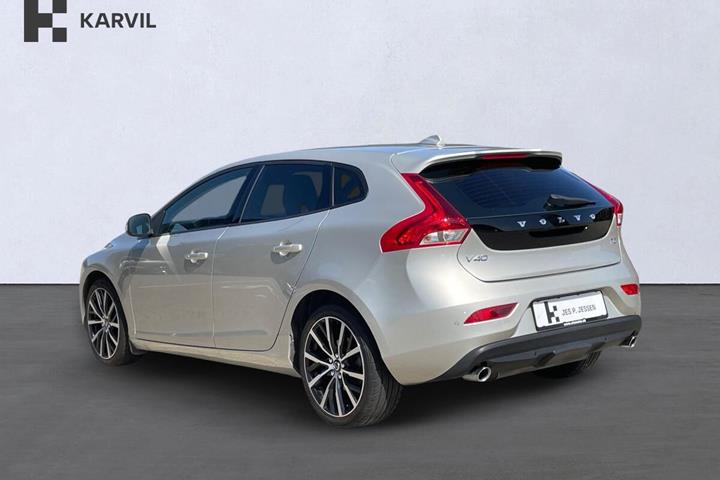 Beige Volvo V40 fra 2019