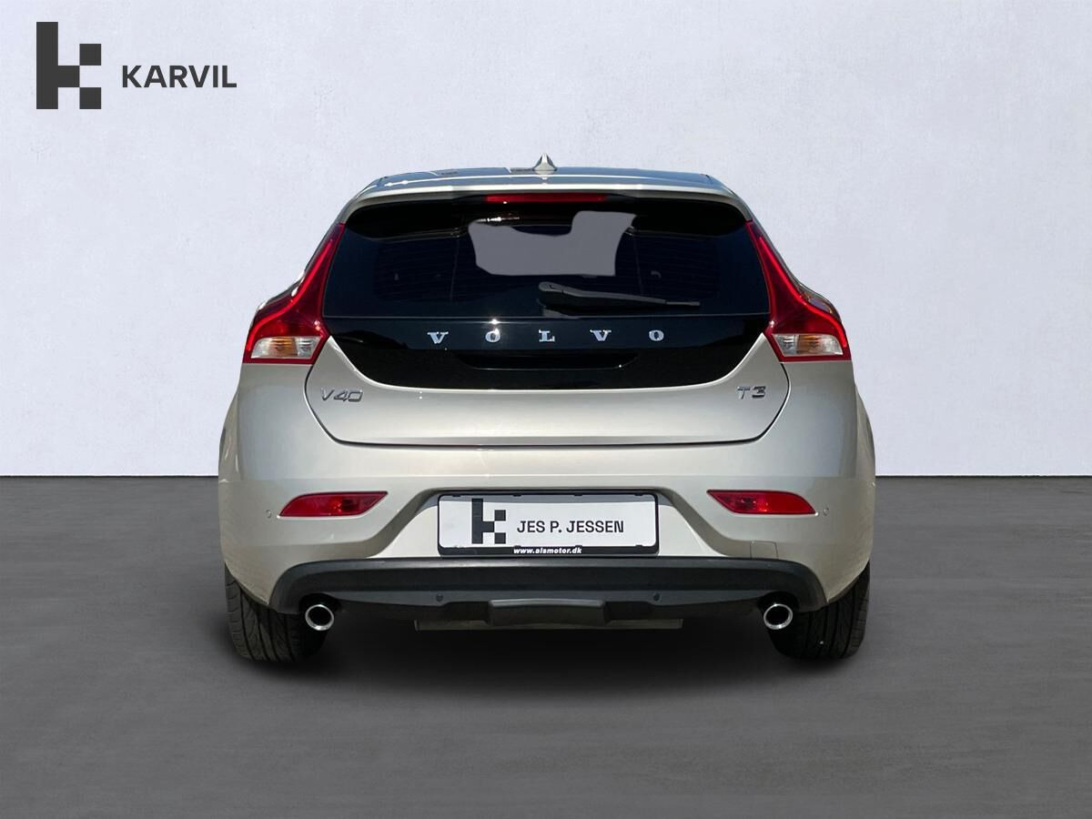 Beige Volvo V40 fra 2019