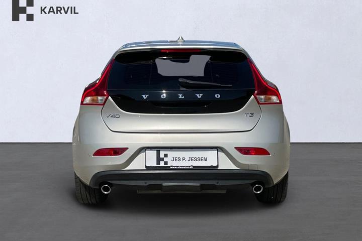 Beige Volvo V40 fra 2019