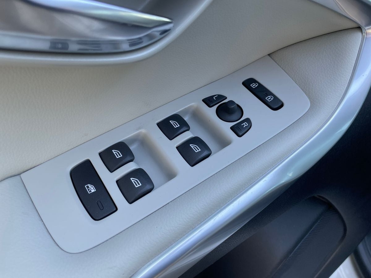 Beige Volvo V40 fra 2019