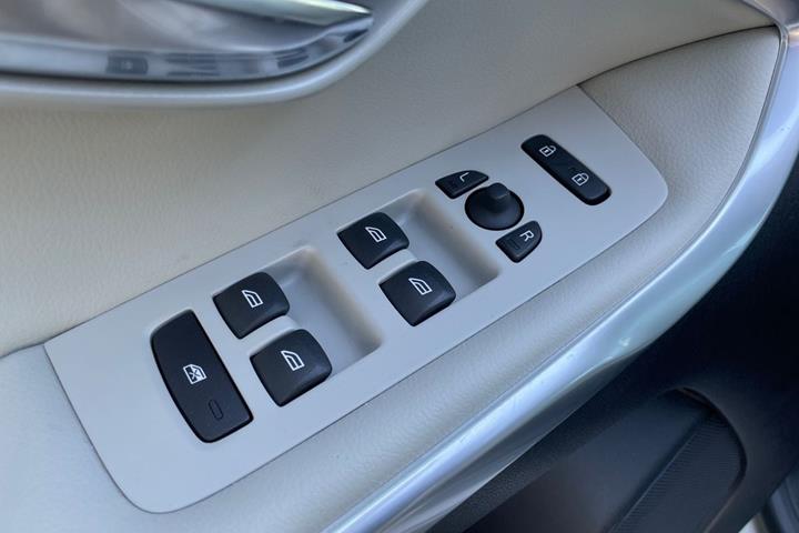 Beige Volvo V40 fra 2019