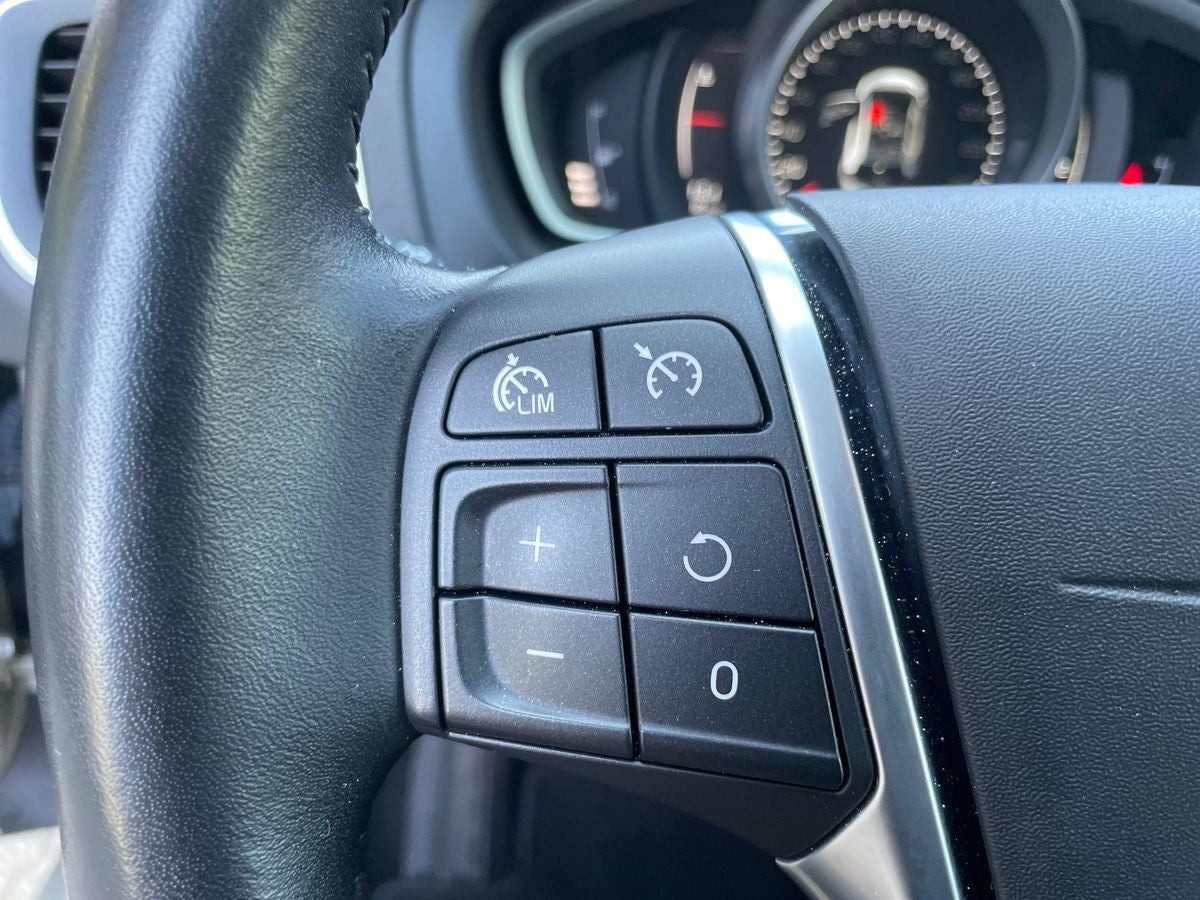 Beige Volvo V40 fra 2019