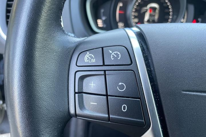 Beige Volvo V40 fra 2019