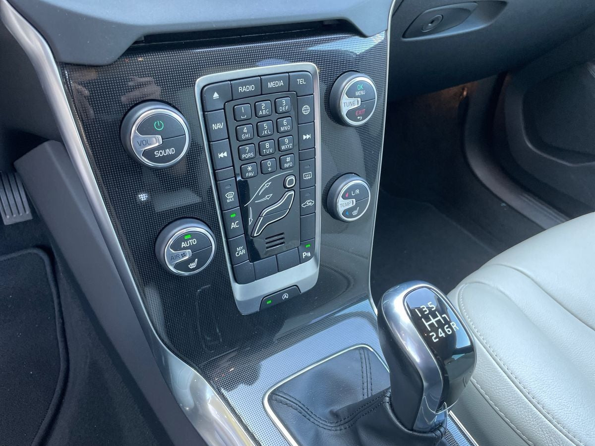 Beige Volvo V40 fra 2019