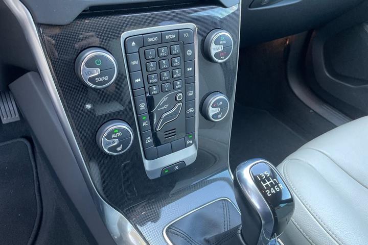 Beige Volvo V40 fra 2019