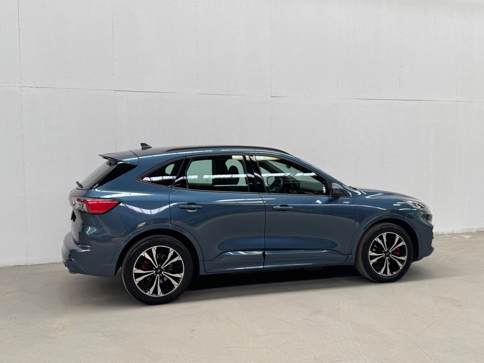 Blå Ford Kuga fra 2020