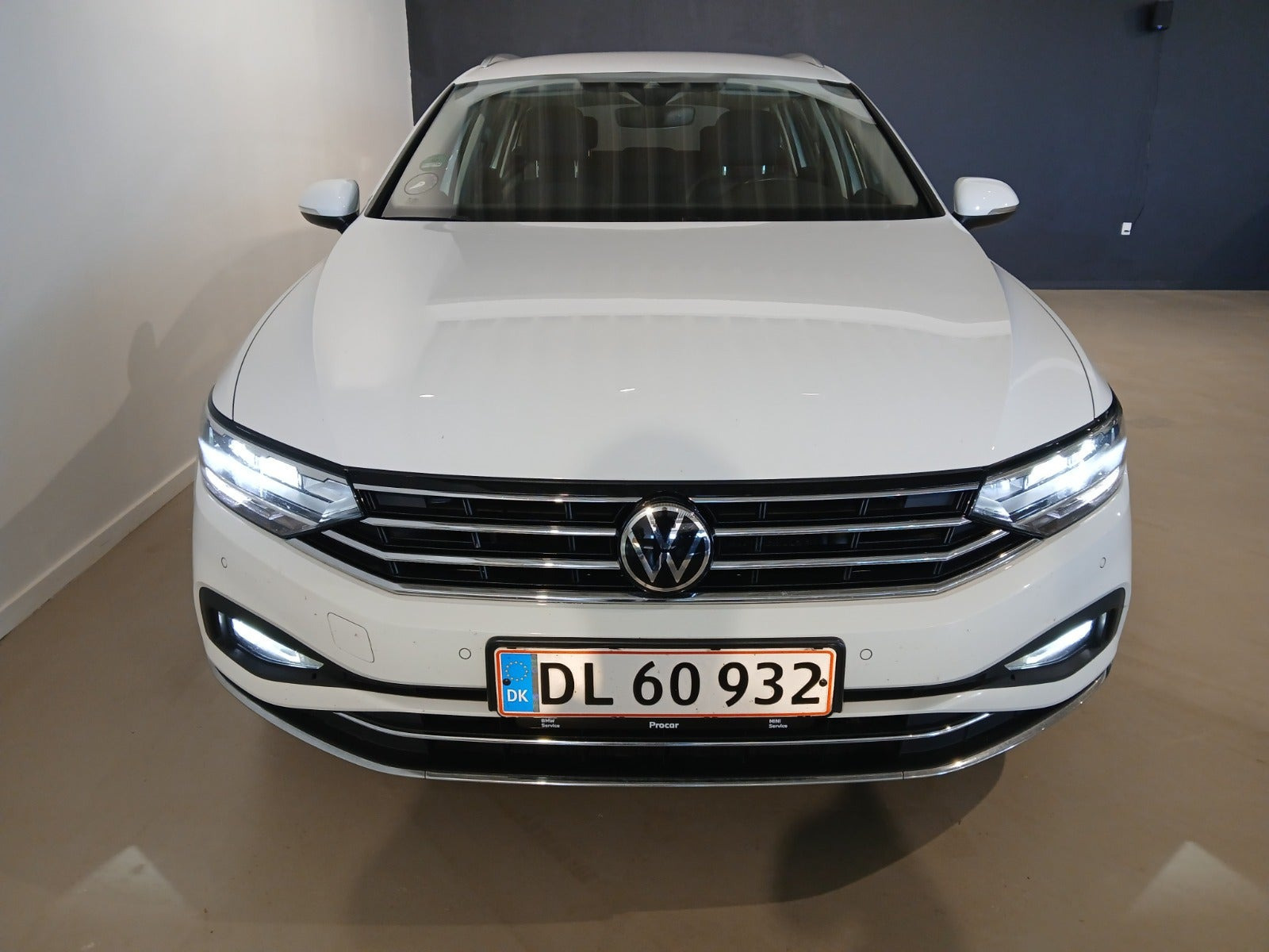 Hvid VW Passat fra 2021