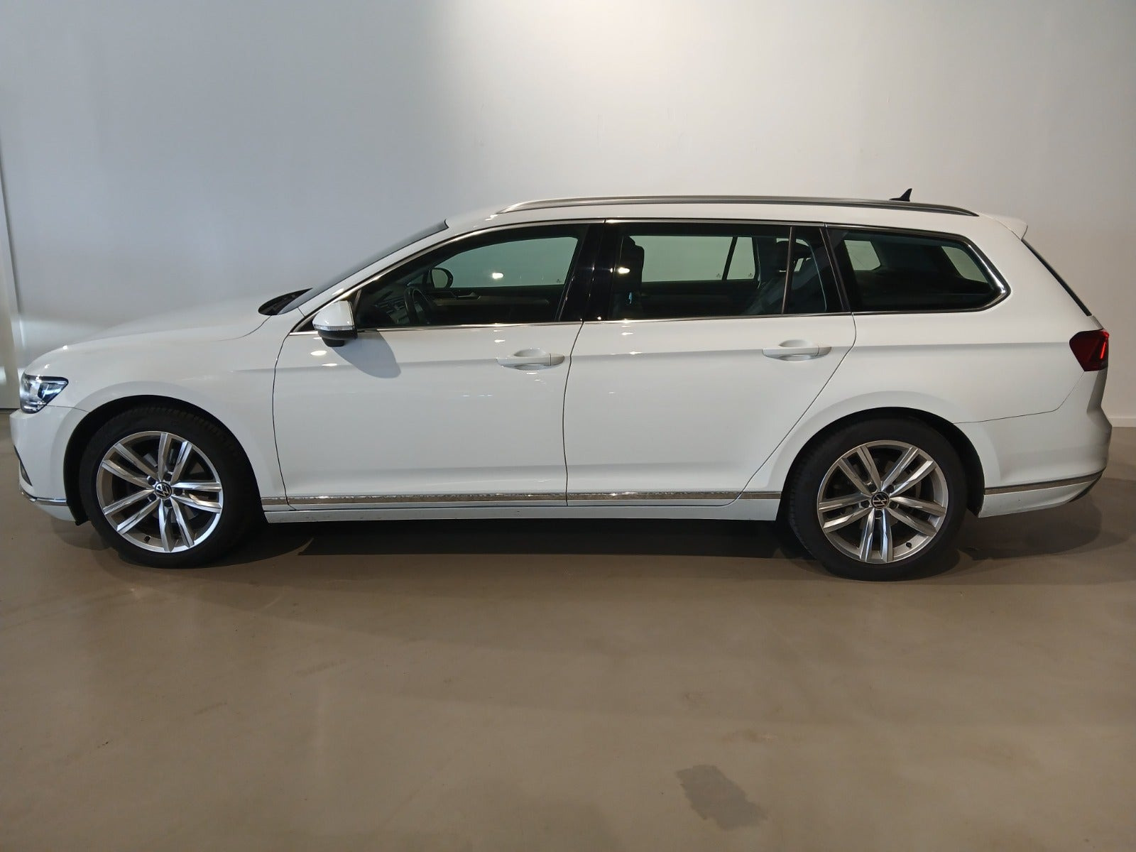Hvid VW Passat fra 2021