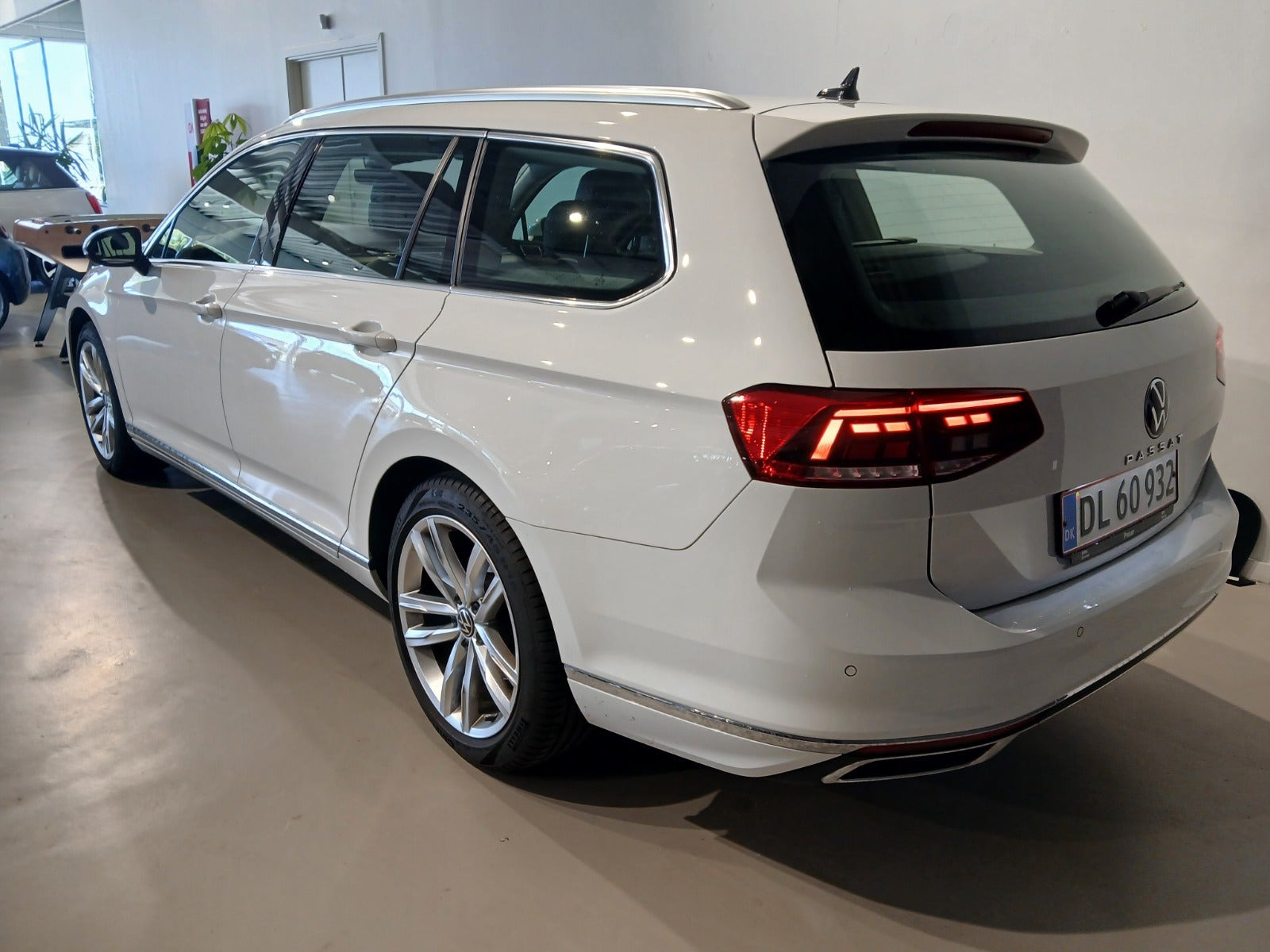 Hvid VW Passat fra 2021