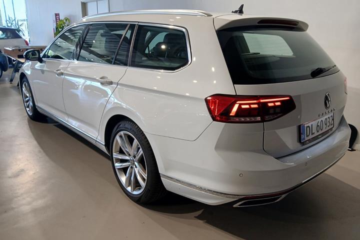 Hvid VW Passat fra 2021