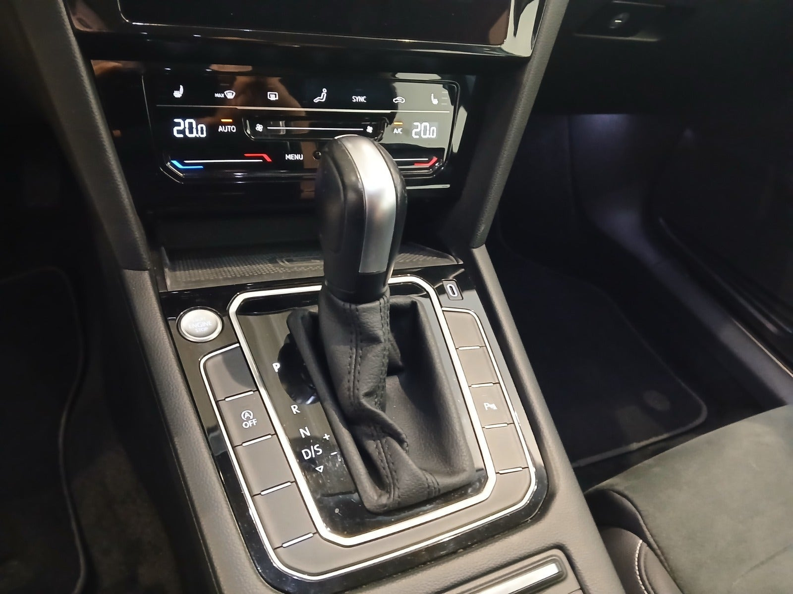 Hvid VW Passat fra 2021
