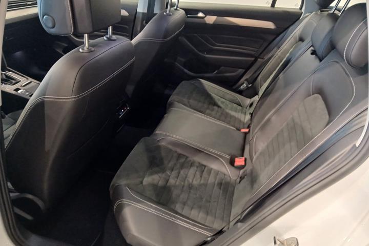 Hvid VW Passat fra 2021