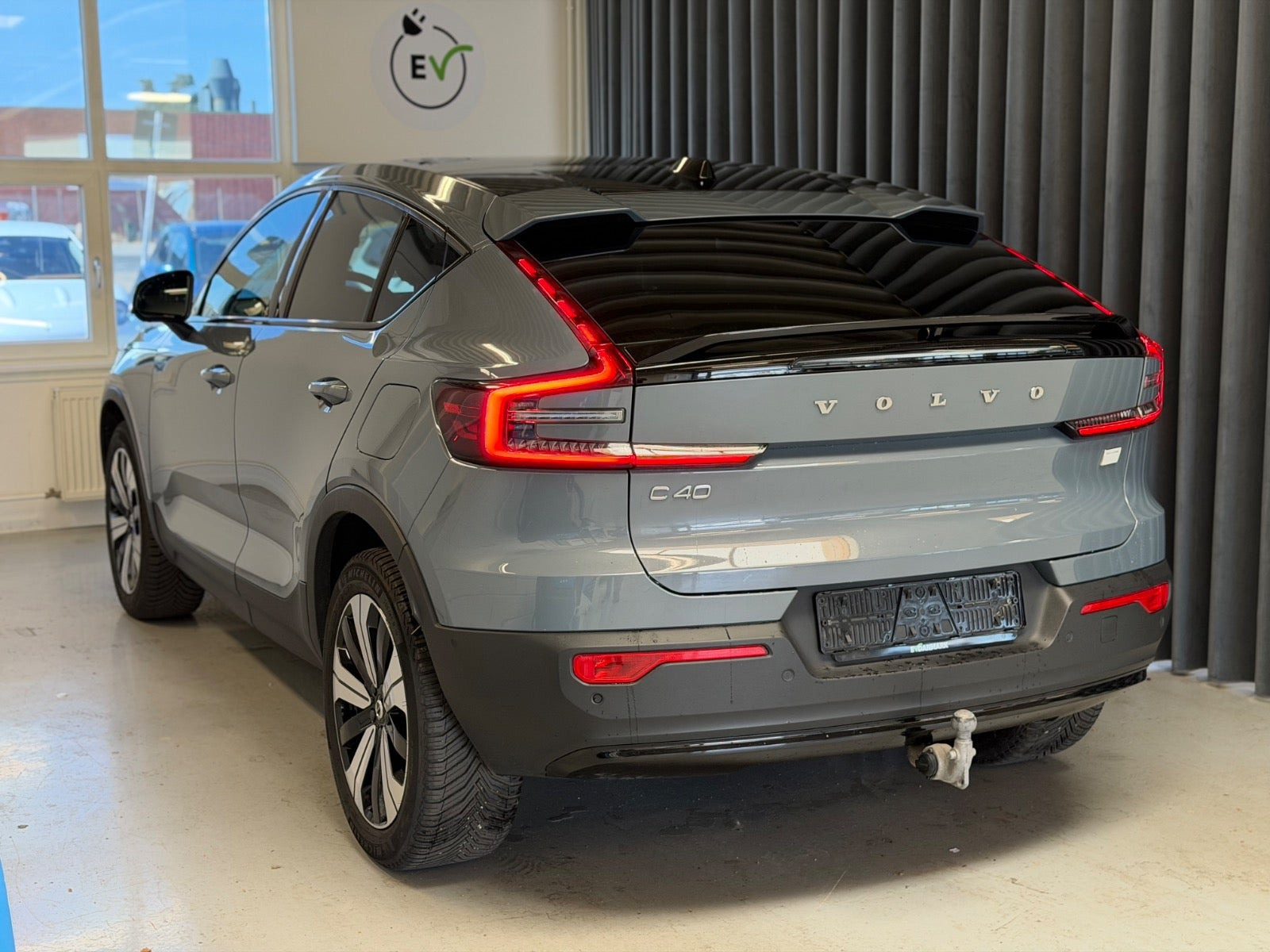 Grå Volvo C40 fra 2023