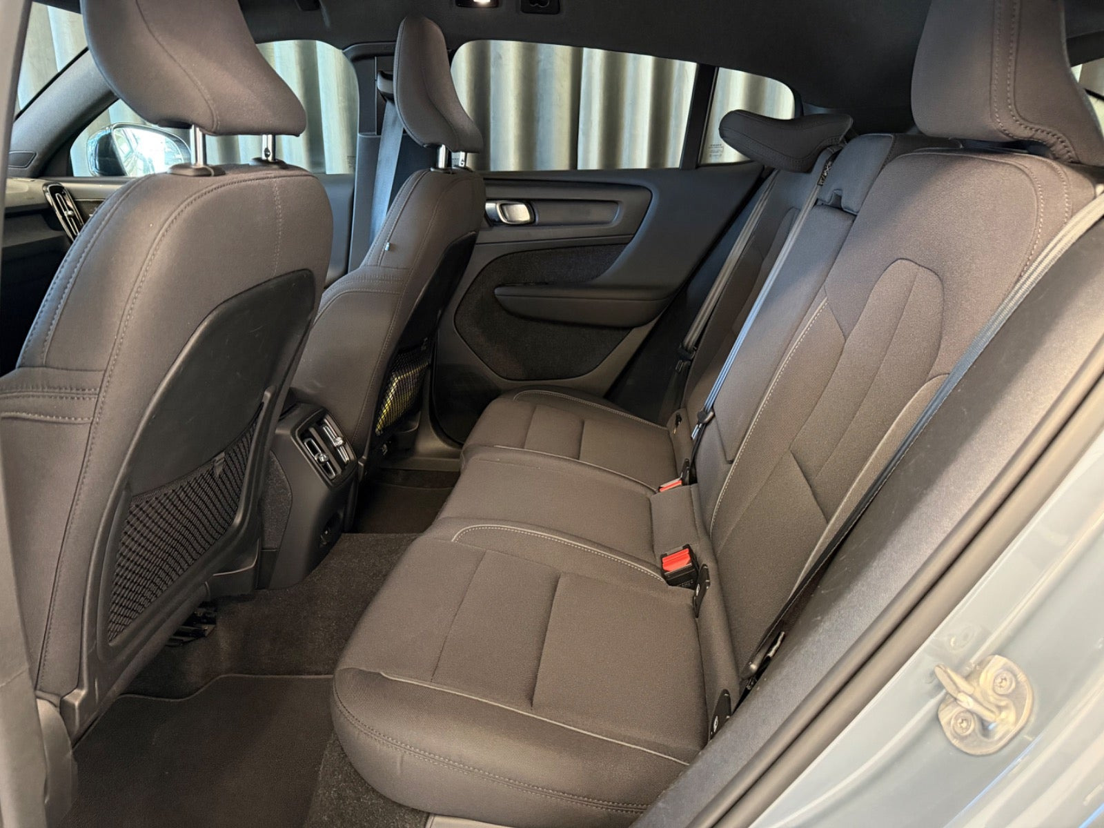 Grå Volvo C40 fra 2023