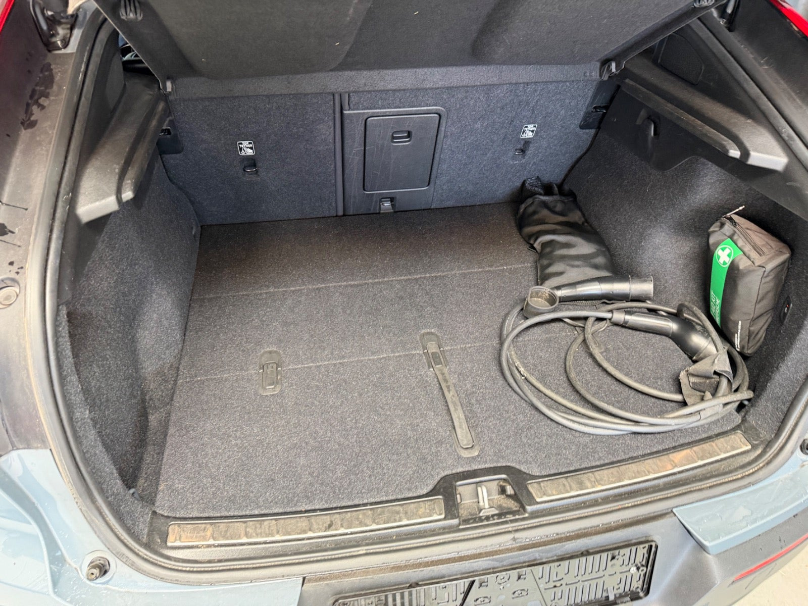 Grå Volvo C40 fra 2023