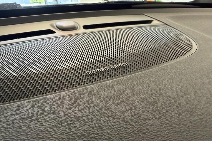 Grå Volvo C40 fra 2023