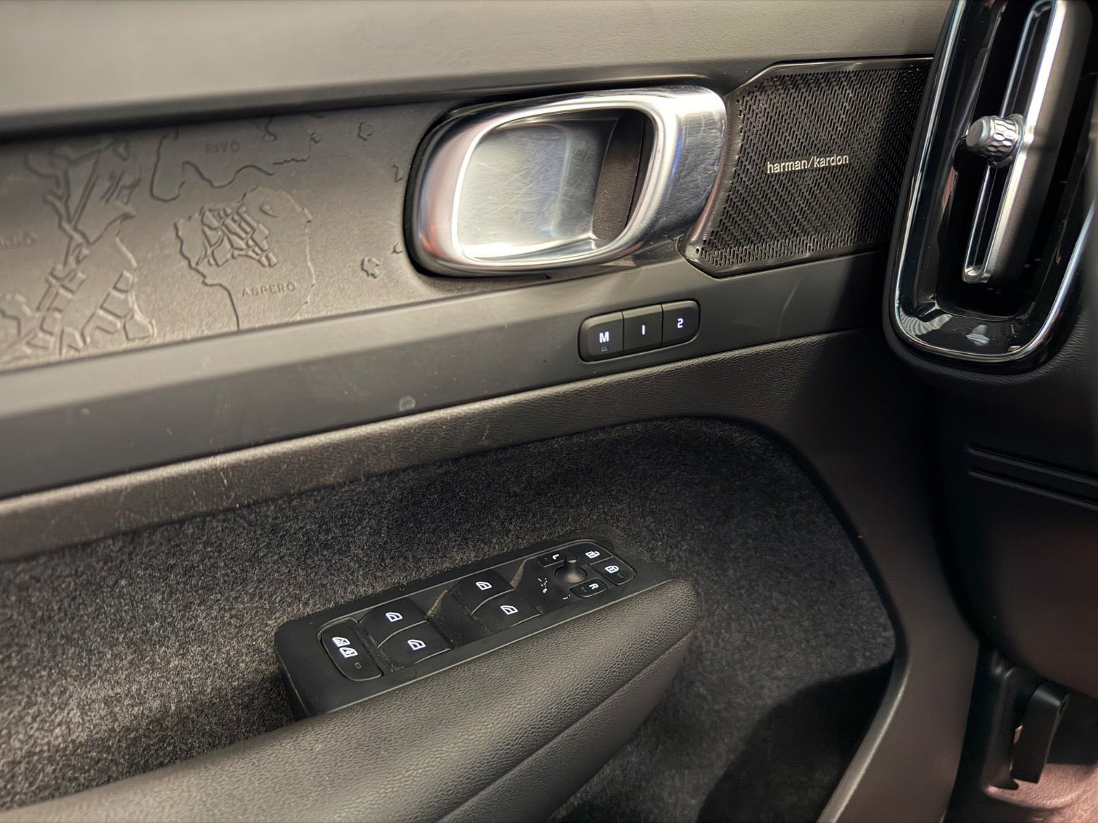 Grå Volvo C40 fra 2023
