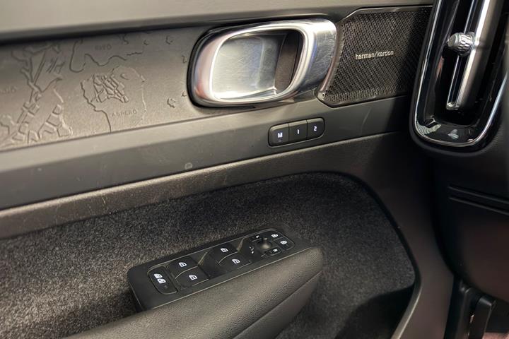 Grå Volvo C40 fra 2023