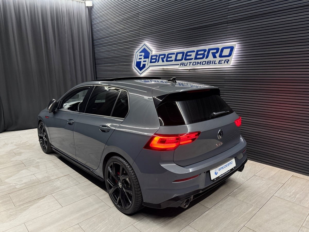 Grå VW Golf VIII fra 2021