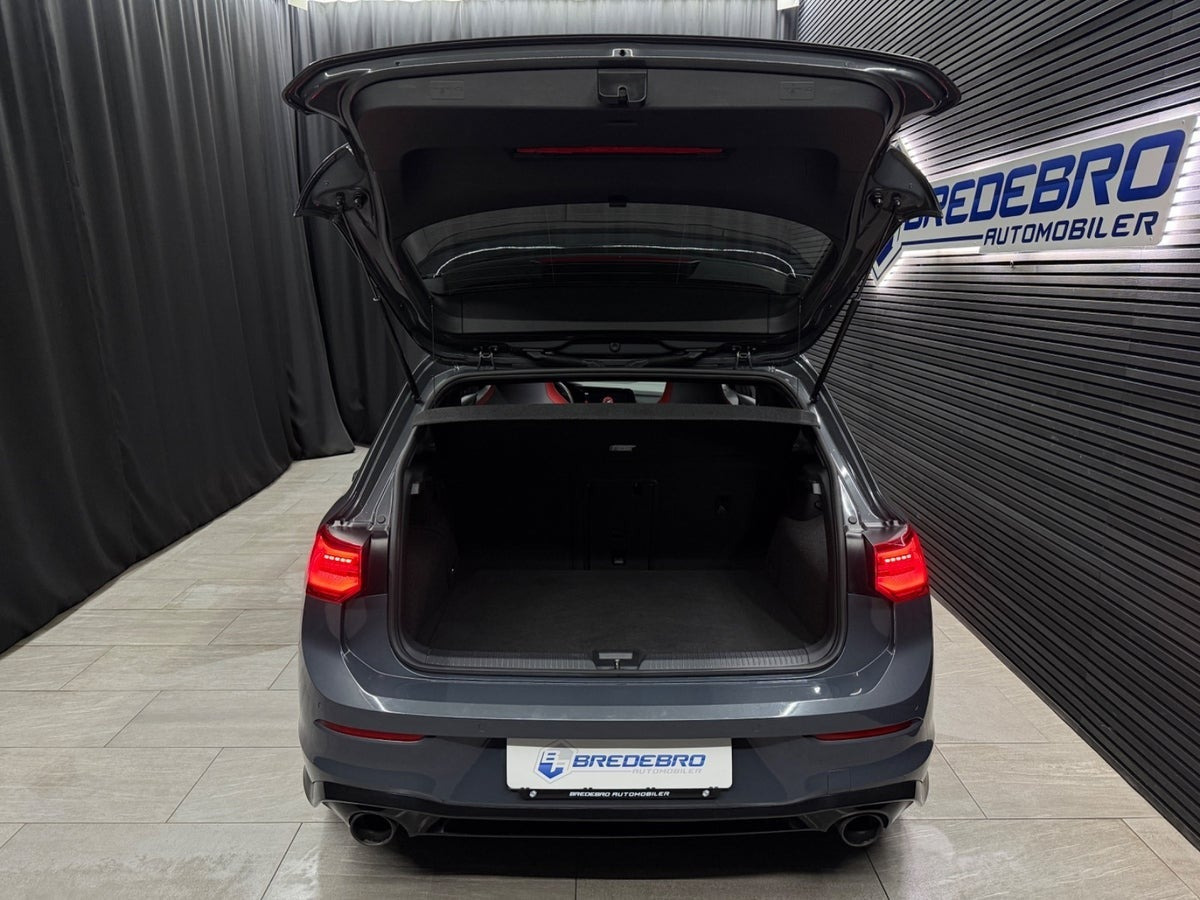 Grå VW Golf VIII fra 2021